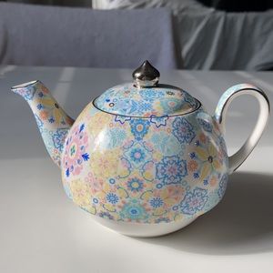Beautiful porcelain patterned teapot tea for one!